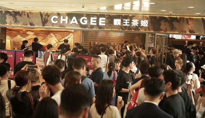 媒体管家：霸王茶姬、茶百道闯香港，开业即爆单