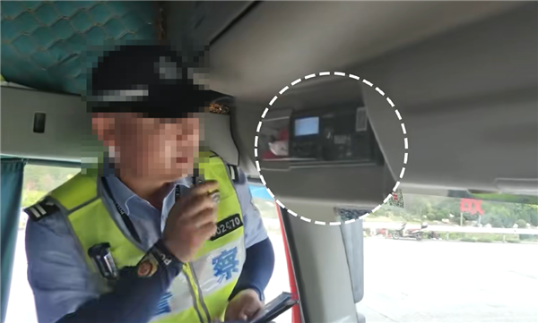 遥控干扰北斗系统逃避监管!高速交警查获货车“疲劳驾驶作弊器”