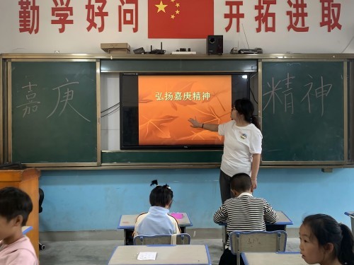 续焰嘉庚情,美育滋心土:嘉庚后学支教行