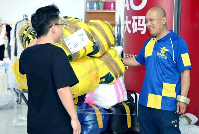 德邦快递员180天坚守，以专业服务赢得郑州服装市场好评(图1)