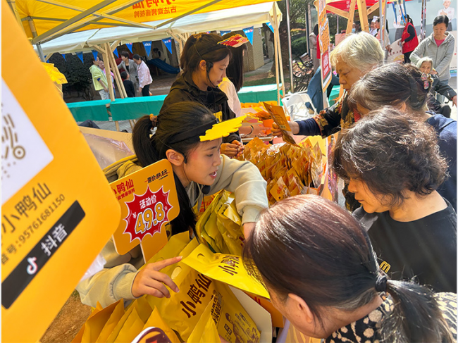 小鸭仙玩转星集市，焕新亮相长沙政法频道“2023美好社区生活节”(图3)